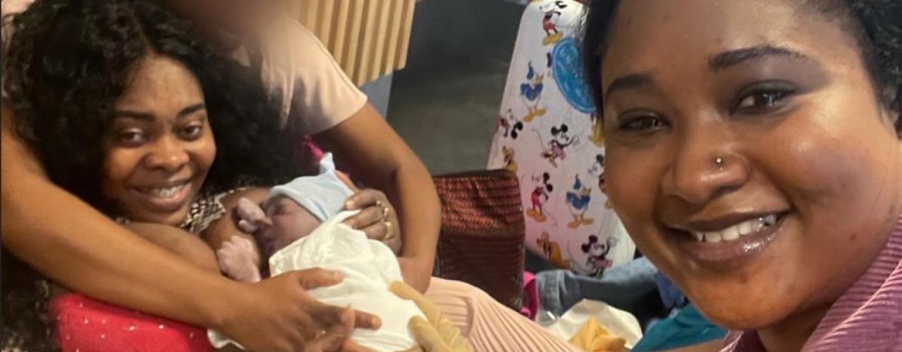 Pasgeboren Baby Die Nog Met Navelstreng Vasthing Gered Vanonder Het Puin In Syrie